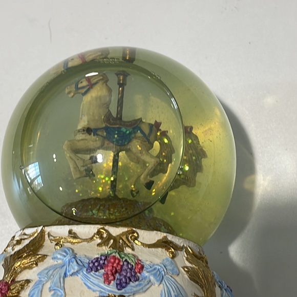 Vintage 1991 Cape Craftsmen Snow globe plays  Carousel Waltz collectible - Picture 8 of 14